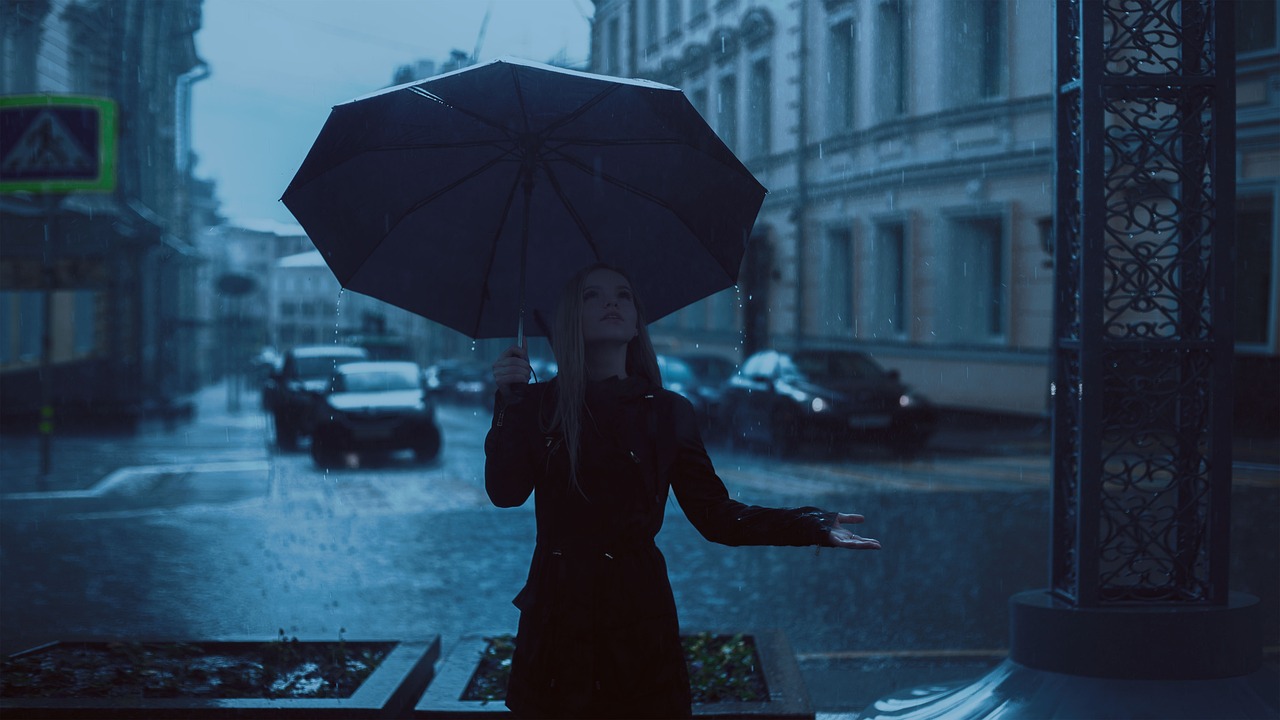 宝宝帮我戴一下小雨伞: 雨天里的可爱互动