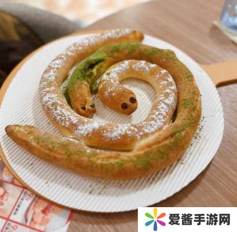 必胜客愚人节披萨“双蛇姐妹”走红，实物与图差异大引热议